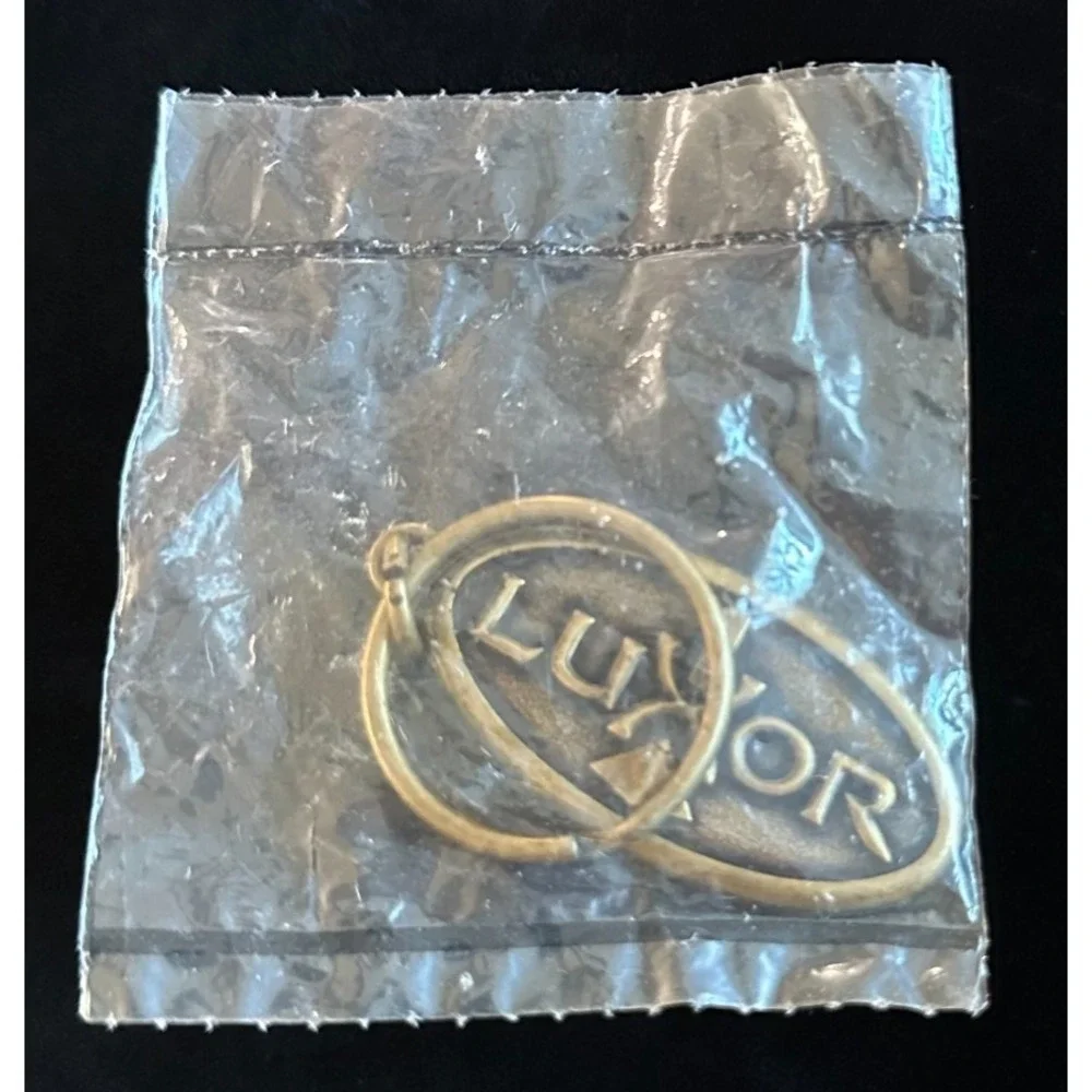 Luxor‎ Hotel Casino Las Vegas Oval Brass Tone Keychain Excellent Condition NOS